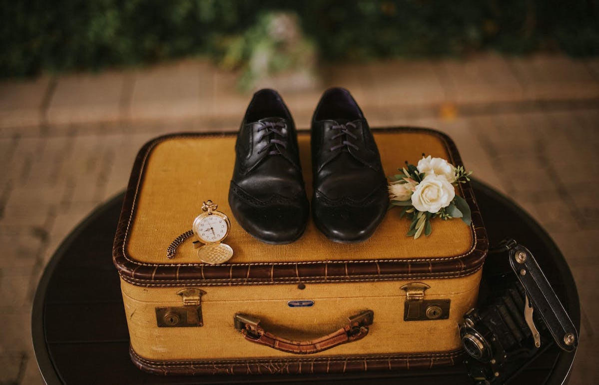What do you need to pack for a wedding? Here is the ultimate wedding day packing list. 