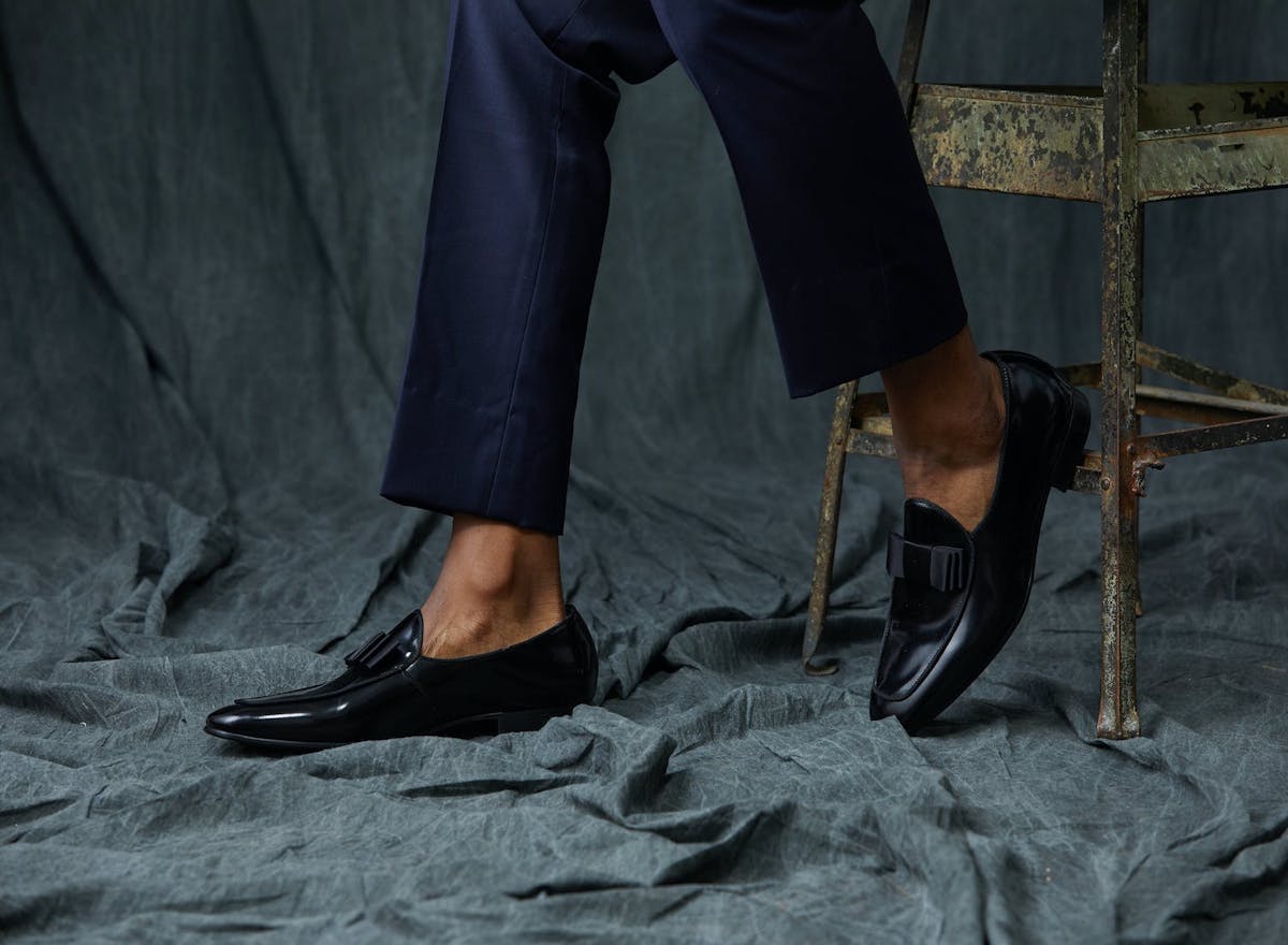 Wondering what shoes you wear with a tuxedo? Our guide to men’s tuxedo shoes covers what shoes to wear with a tuxedo.