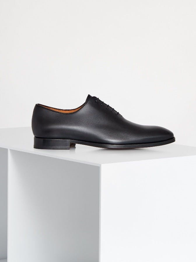 Guide to the types of shoes to wear with a tuxedo.